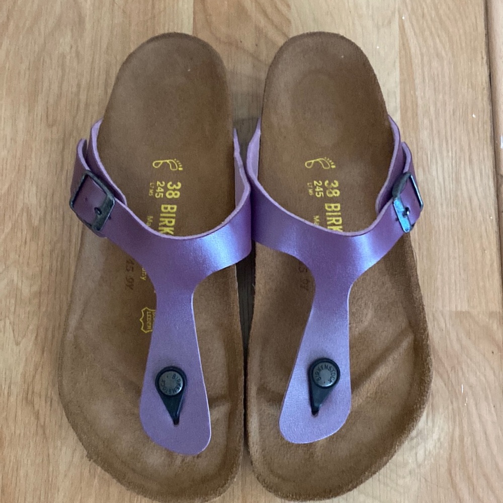 New!!! BIRKENSTOCK Gizeh metallic is made from natural leather.
